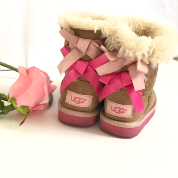 Little girl UGG boots with pink accent bows - Picture 2 of 9